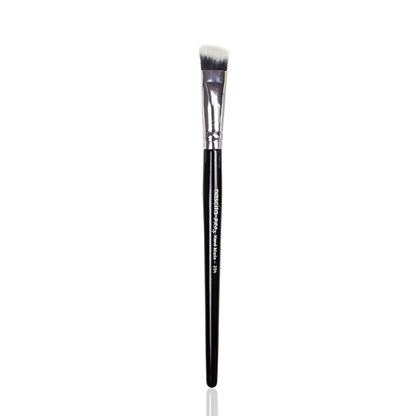 Nascita Pro Plus Curved Concealer Brush 294