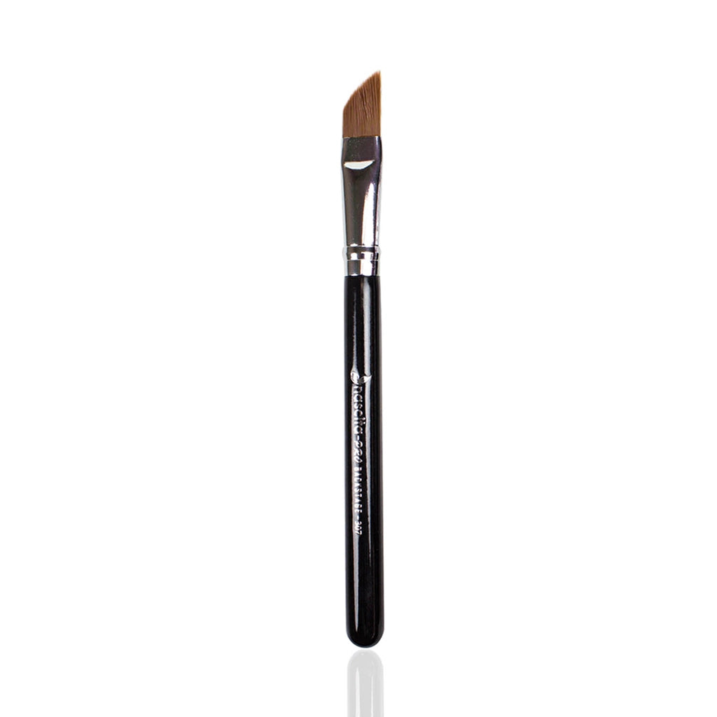Nascita Curved Cream Contour Brush 307